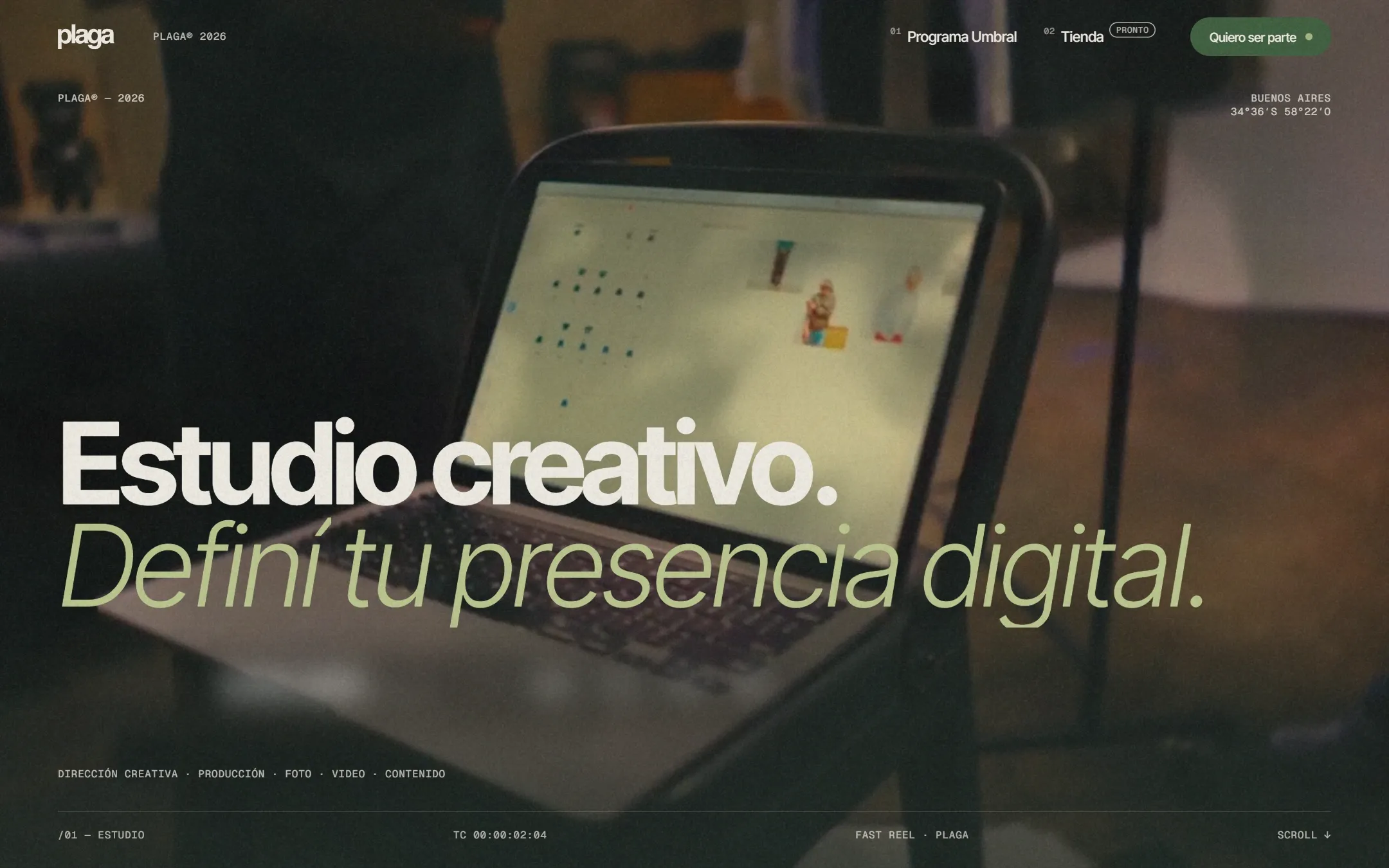 Portada de proyectoplaga.com en la compu: «Estudio creativo. Definí tu presencia digital.»