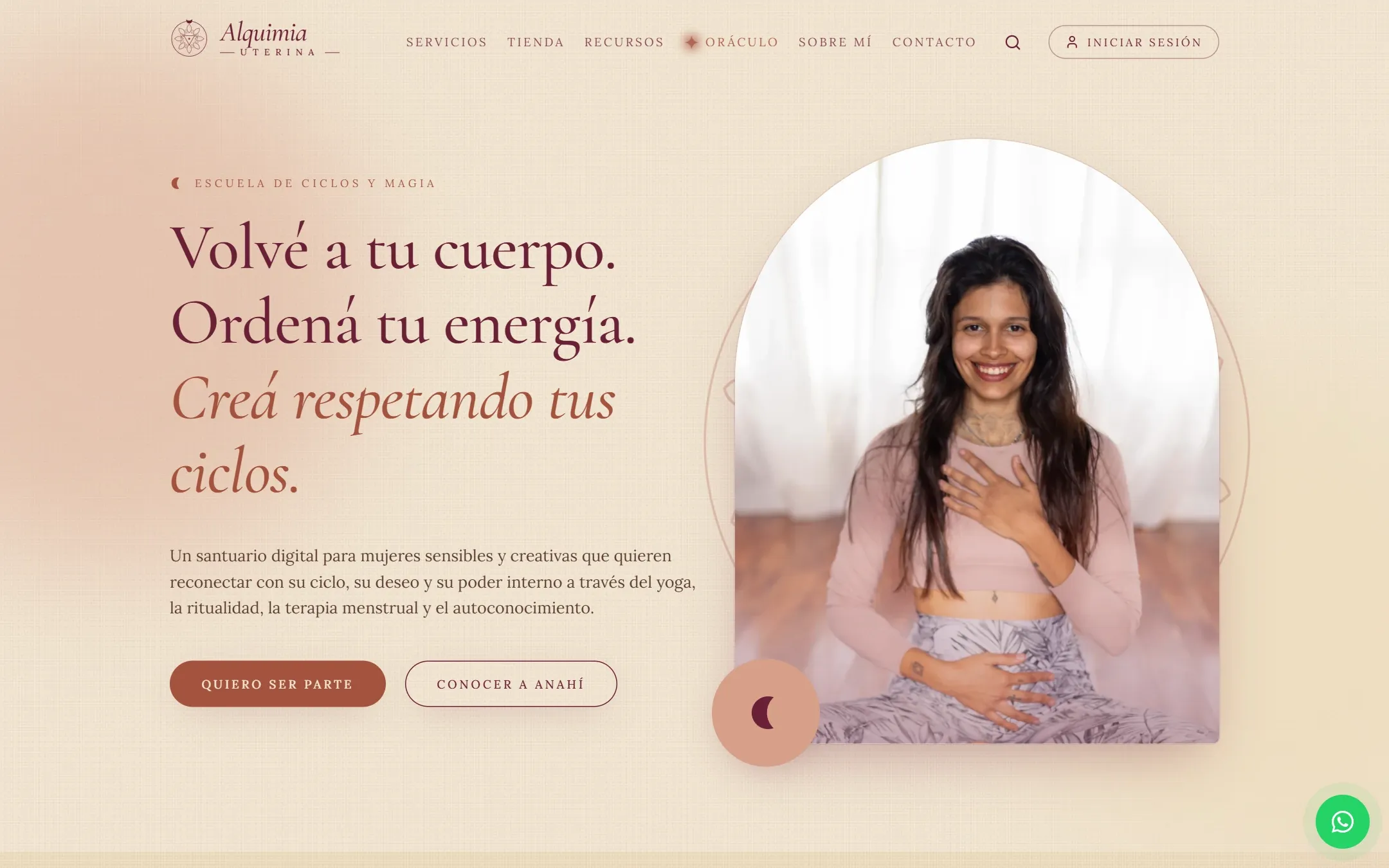 Portada de alquimiauterina.org en la compu: «Volvé a tu cuerpo. Ordená tu energía. Creá respetando tus ciclos.»